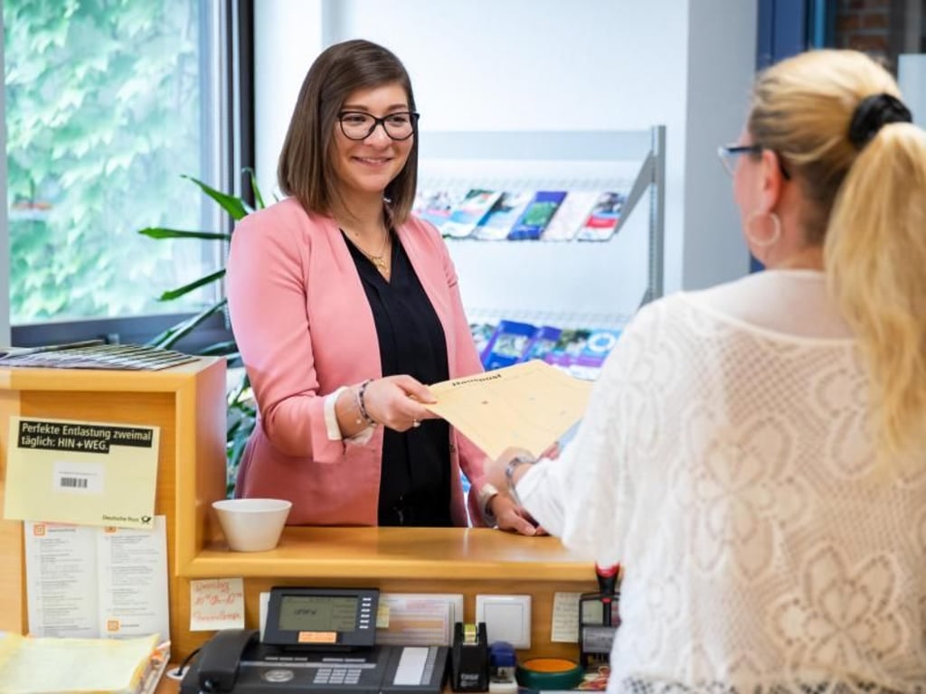 Alessia Müller hat schon in vielen Abteilungen gearbeitet. Am Empfang nimmt sie beispielsweise Dokumente entgegen. Foto: Daniel Karmann