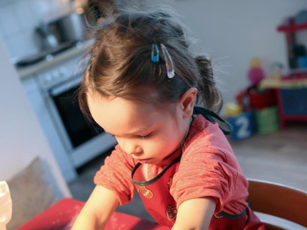 Vor allem in der Küche können Kinder viele Aufgaben schon früh selbst erledigen. Foto: Bodo Marks