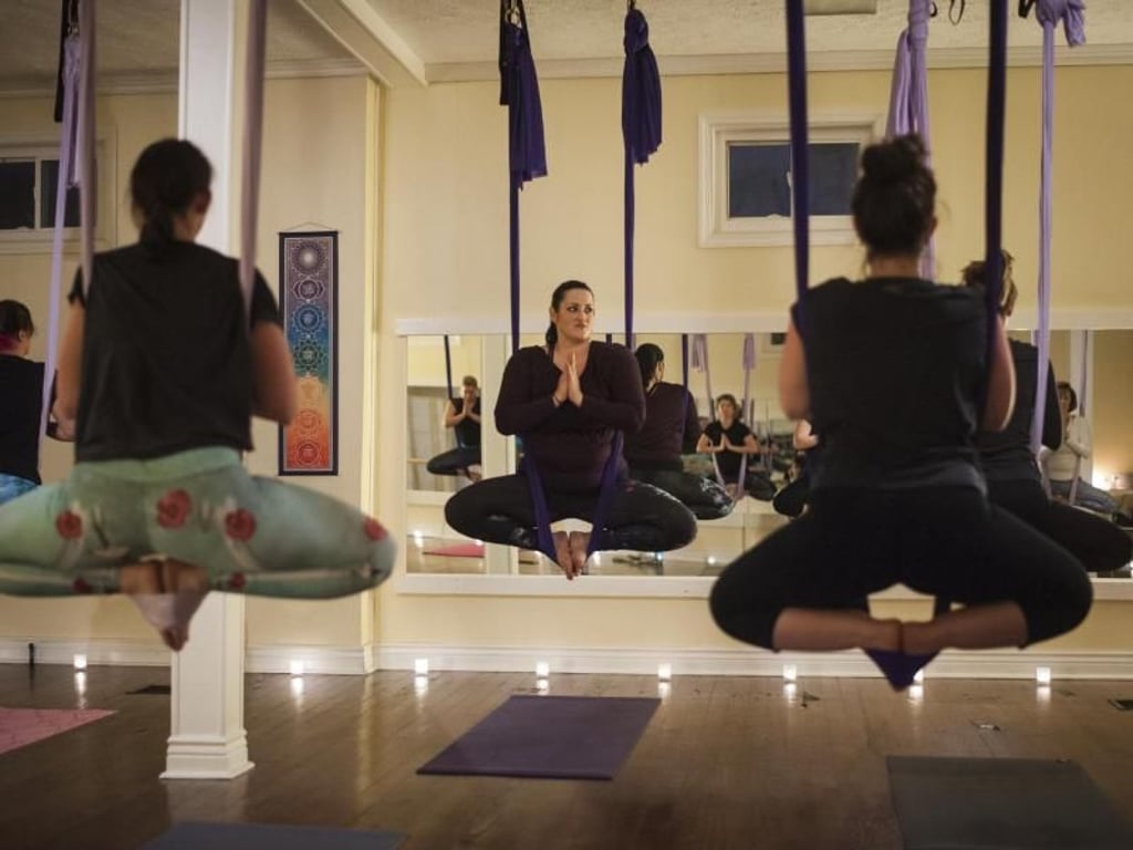 Die Kombination aus klassischen Yoga-Elementen mit Figuren aus der Luftakrobatik nennt man «Aerial Yoga» - diese Sportart bleibt schwer angesagt. Foto: Stephanie Strasburg