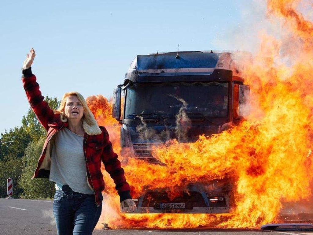 Annette Frier als Toni in dem TV-Krimi «Die Truckerin - eine Frau geht durch's Feuer». Foto: SAT.1/Guido Engels