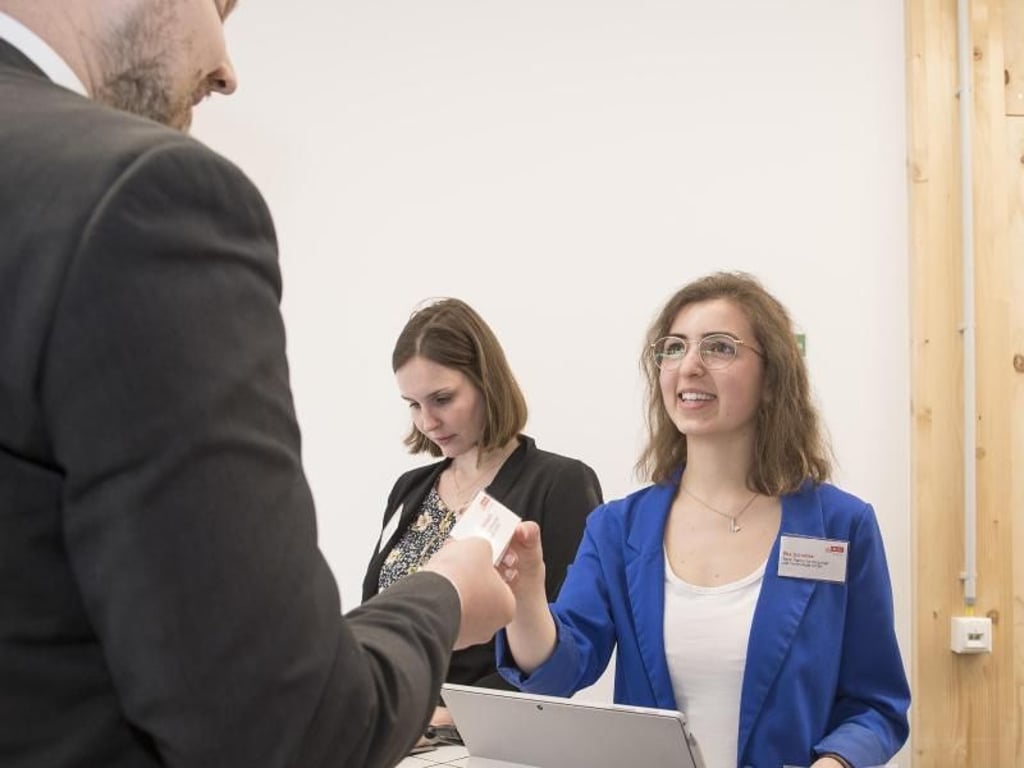 Ilka Schunke übernimmt bei einem Event die Akkreditierung und die Ausgabe der Namensschilder. Foto: Robert Günther