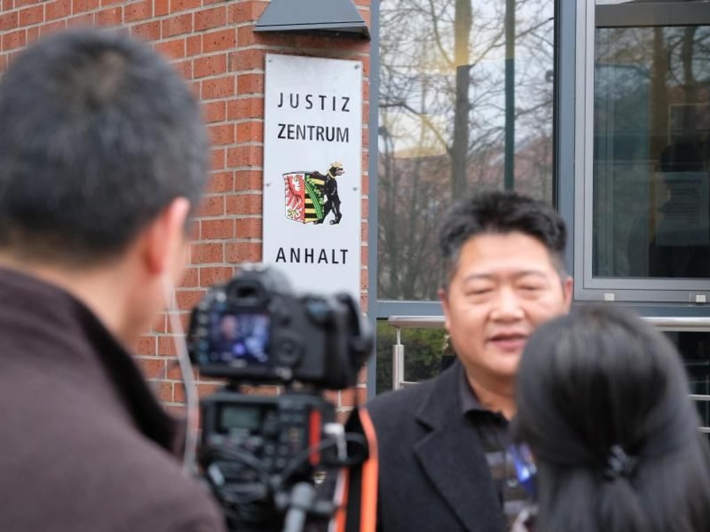 Medienvertreter aus China vor dem Landgericht in Dessau: Wegen Mordes an einer chinesischen Studentin steht ein junges Pärchen vor Gericht. Foto: Sebastian Willnow