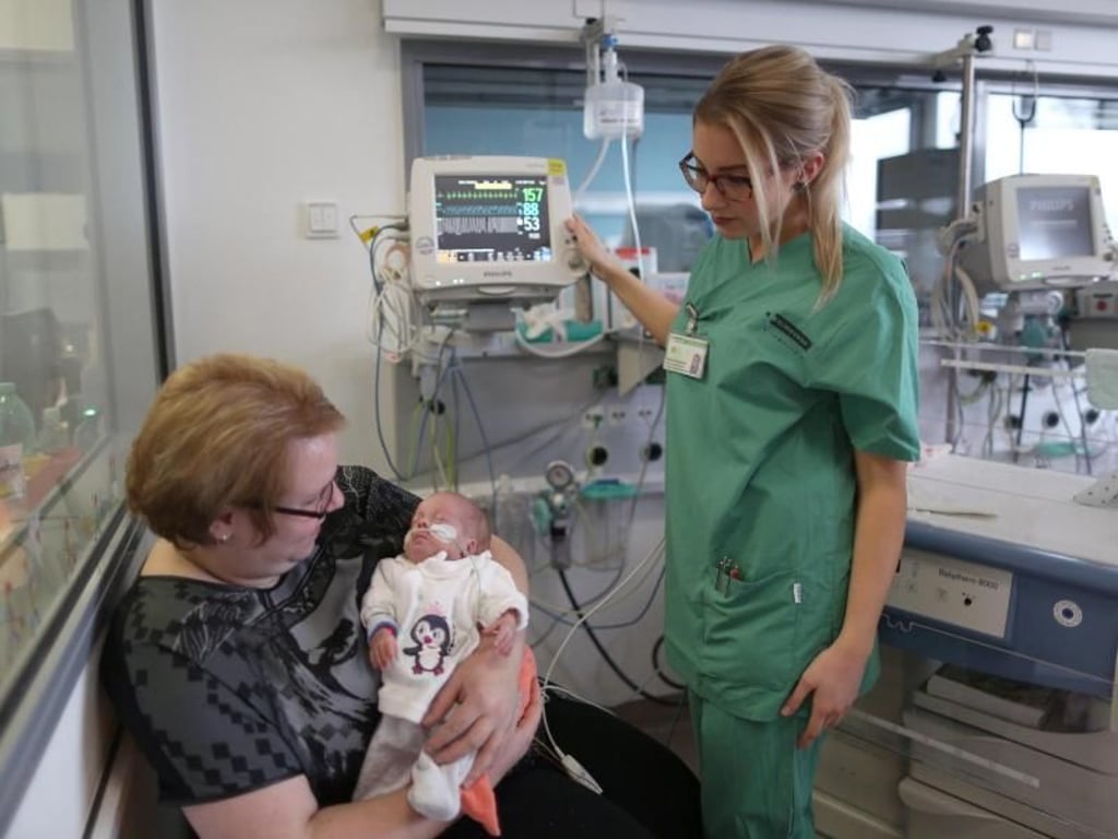Kinderkrankenschwester Nicole Ekonomiuk ist auf der Frühgeborenenstation nicht nur für die Kinder zuständig. Sie berät auch die Eltern, die im Umgang mit den Frühchen oft für jede Hilfe dankbar sind. Foto: Ina Fassbender