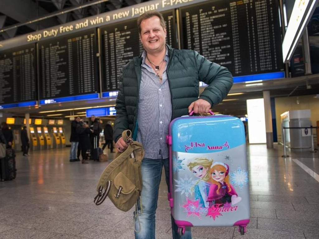 Jens Büchner (Mallorca-Jens) mit einem Koffer seiner Kinder in der Abflughalle. Foto: Andreas Arnold
