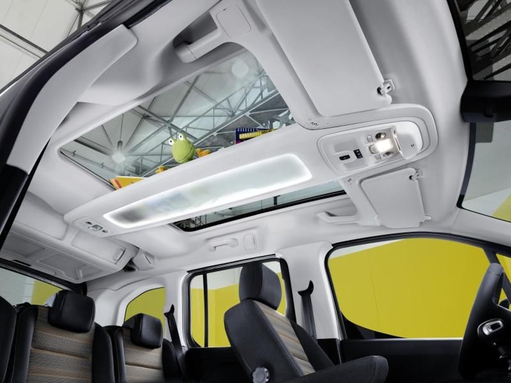 Kuscheltier-Transport: Autohersteller wie hier Opel bieten bei ihren Familienmodellen viele Ablagemöglichkeiten, teilweise bis unter den Himmel. Foto: Opel Automobile