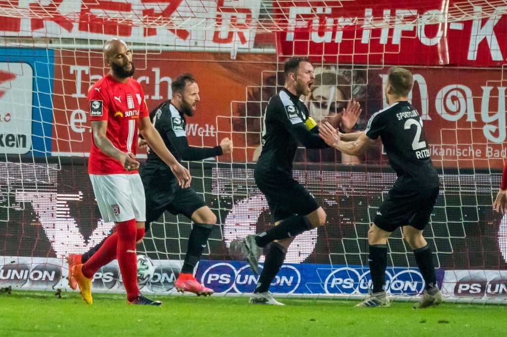 Der SC Verl trifft in Halle zum Ausgleich, Terrence Boyd ist sichtlich bedient.