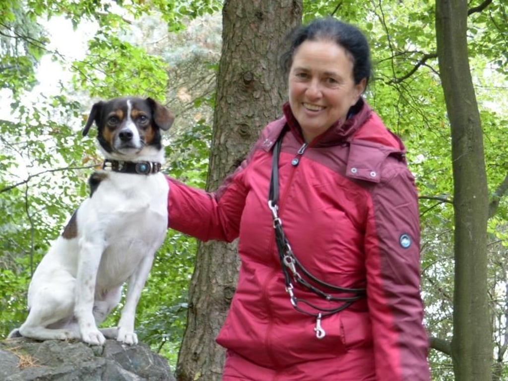 Hundetrainerin Monika Groß lebt mit ihren beiden Hunden im hessischen Weilrod. Die schwarze Labradorhündin Asta ist zwölf Jahre alt, der gescheckte spanische Jagdterrier Pepe ist sieben. Foto: Sabine Maurer