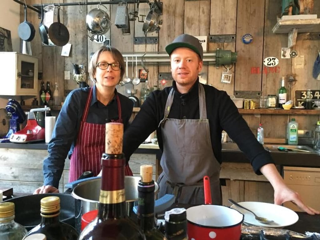 Schönes Essen ist ihr Job: Anke Rabeler und Max Faber sind Food-Stylisten. Sie werden gebucht, um die Rezepte von Kochbüchern nachzukochen und fotogen anzurichten. Foto: Tom Nebe/dpa-tmn