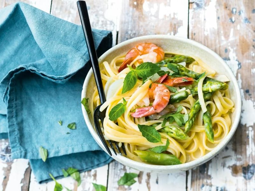 Alles aus einem Topf kann richtig lecker sein - wie diese Pasta mit Garnelen und grünem Spargel. Foto: Gräfe und Unzer/Wolfgang Schardt
