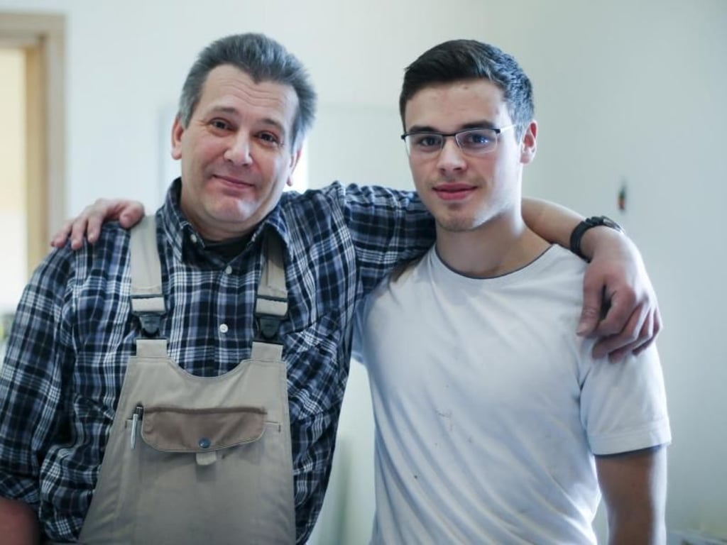 Sohn und Azubi zugleich: Seine Ausbildung zum Fliesenleger absolviert Sascha Cuppenbender (r) im Betrieb seines Vaters Guido. Foto: Ina Fassbender
