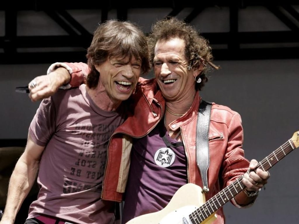 Mick Jagger und Keith Richards lernten sich 1961 auf dem Bahnhof im englischen Dartford kennen. Jagger trug ein paar Chuck-Berry-Platten unter dem Arm, dem Helden von Keith Richards. Foto: Andrew Gombert/EPA