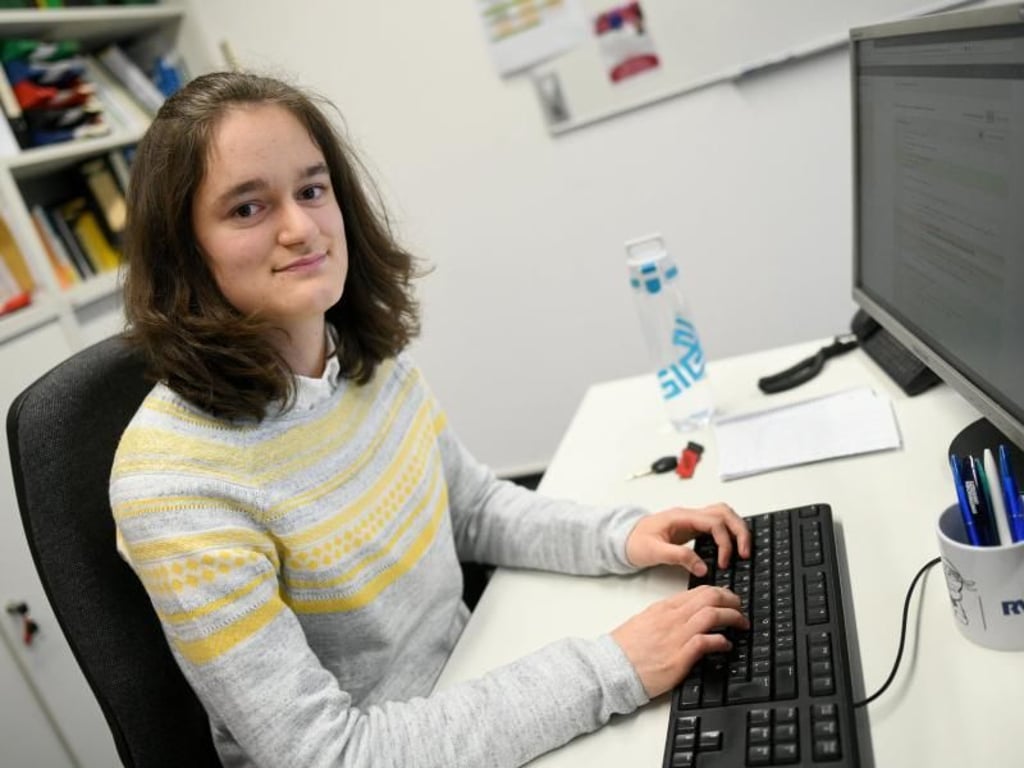 Nina Löseke entwickelt zum Beispiel Programme für einen «Supercomputer», mit dem umfangreiche Simulationen wie Wettervorhersagen gelöst werden können. Foto: Henning Kaiser