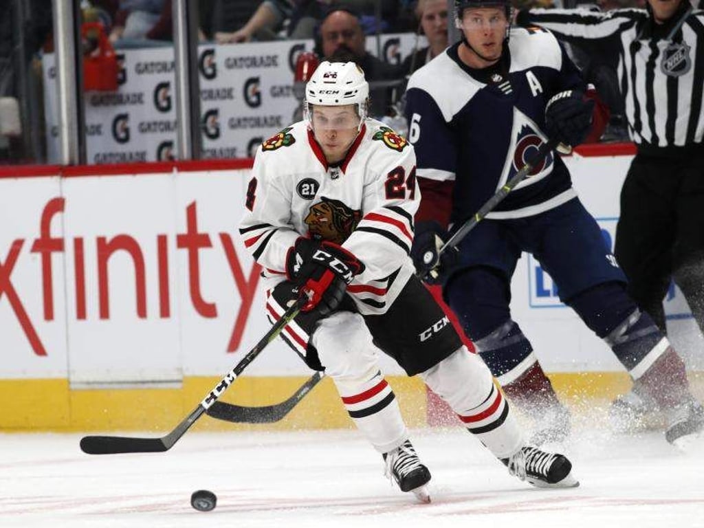 Zog mit den Chicago Blackhawks den Kürzeren: Dominik Kahun (vorne). Foto: David Zalubowski/AP