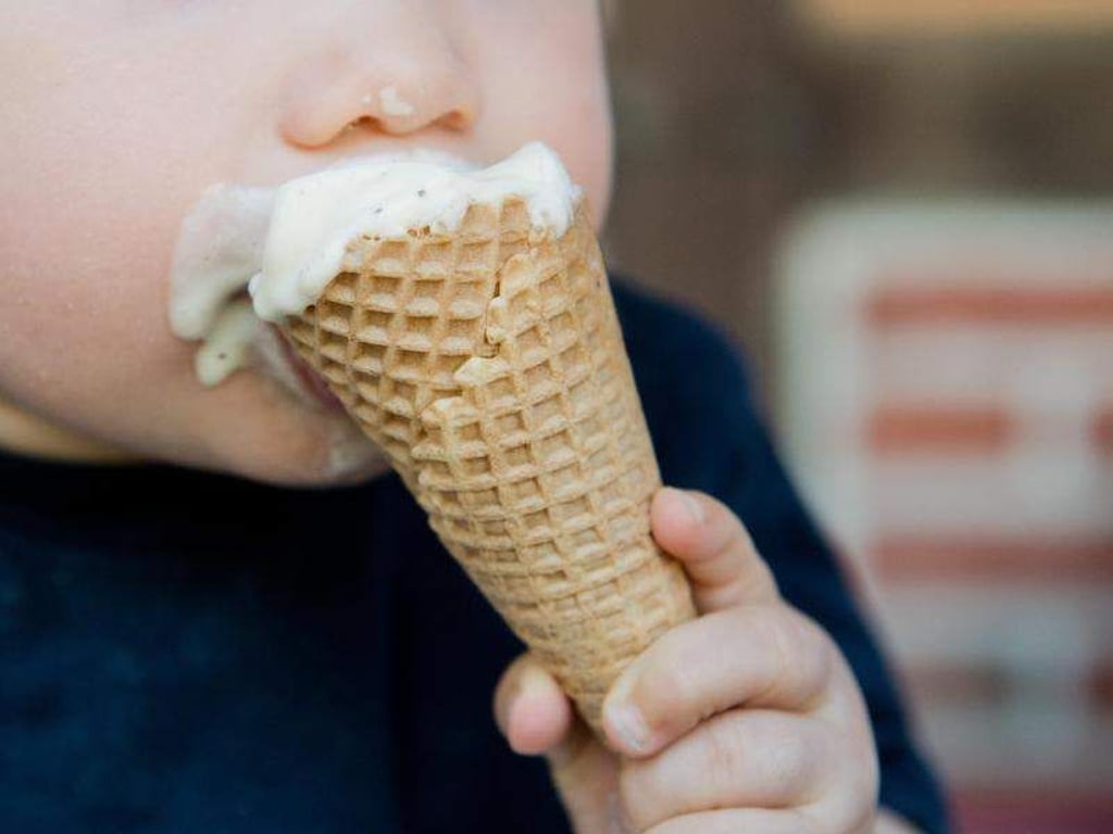 Der Traum vieler Kinder: So viel Eis essen, bis der Bauch weh tut. Foto: Julian Stratenschulte/Symbolbild