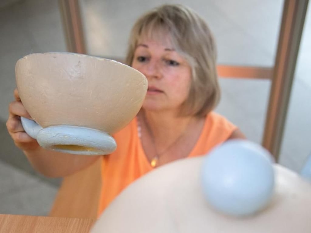 In der Riesenküche bekommen Erwachsene eine neue Perspektive auf eine Küche aus Kindersicht. Steht die Tasse mit heißer Flüssigkeit an der Tischkante, kann ein Kind sie schnell erreichen und den Inhalt verschütten. Besser: Tassen und Kannen immer in die Mitte des Tisches stellen. Foto: Franziska Gabbert
