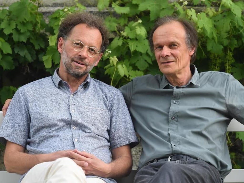Kunstpädagoge Klaus Mecherlein (l) und Schauspieler Edgar Selge im Schlosspark Nymphenburg. Foto: Felix Hörhager