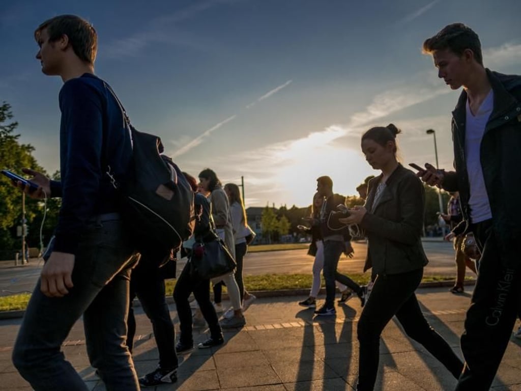 Rund 1000 «Pokémon Go»-Spieler trafen sich in Hannover zur gemeinsamen Jagd auf die Pokémons. Foto: Peter Steffen