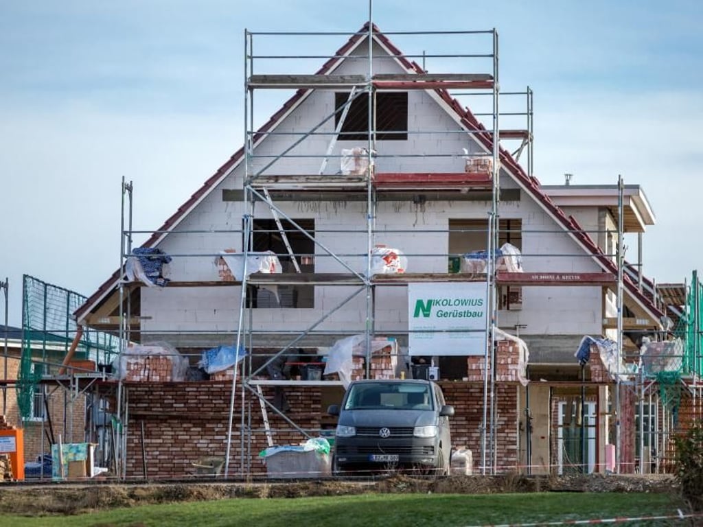 Fast fertig: Ein neues Einfamilienhaus in Schwerin. Foto: Jens Büttner