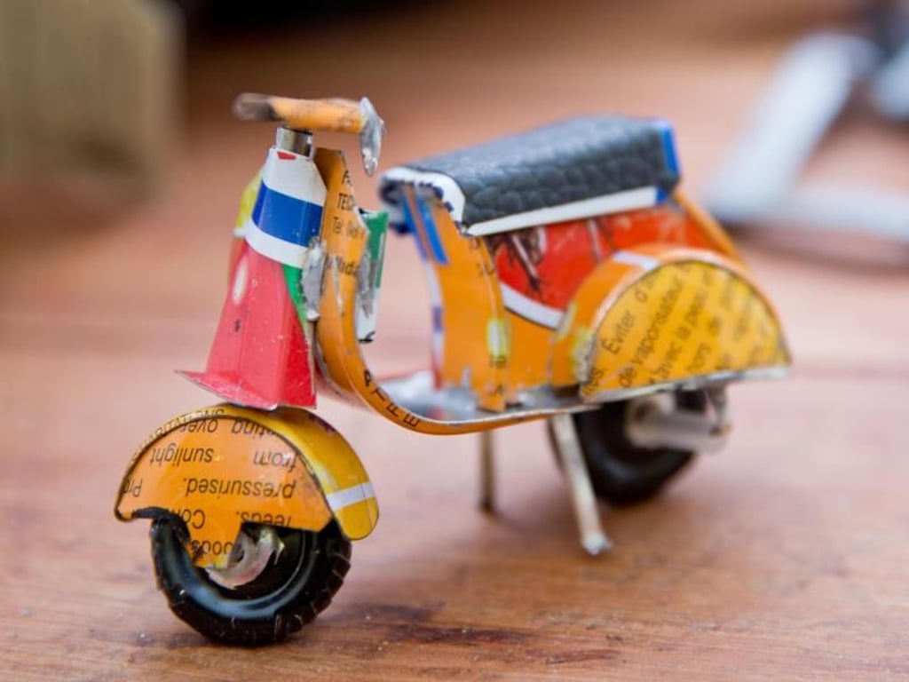 Upcycling-Spielzeug: Dieser Motorroller wurde aus einer alten Dose hergestellt. Foto: Daniel Karmann