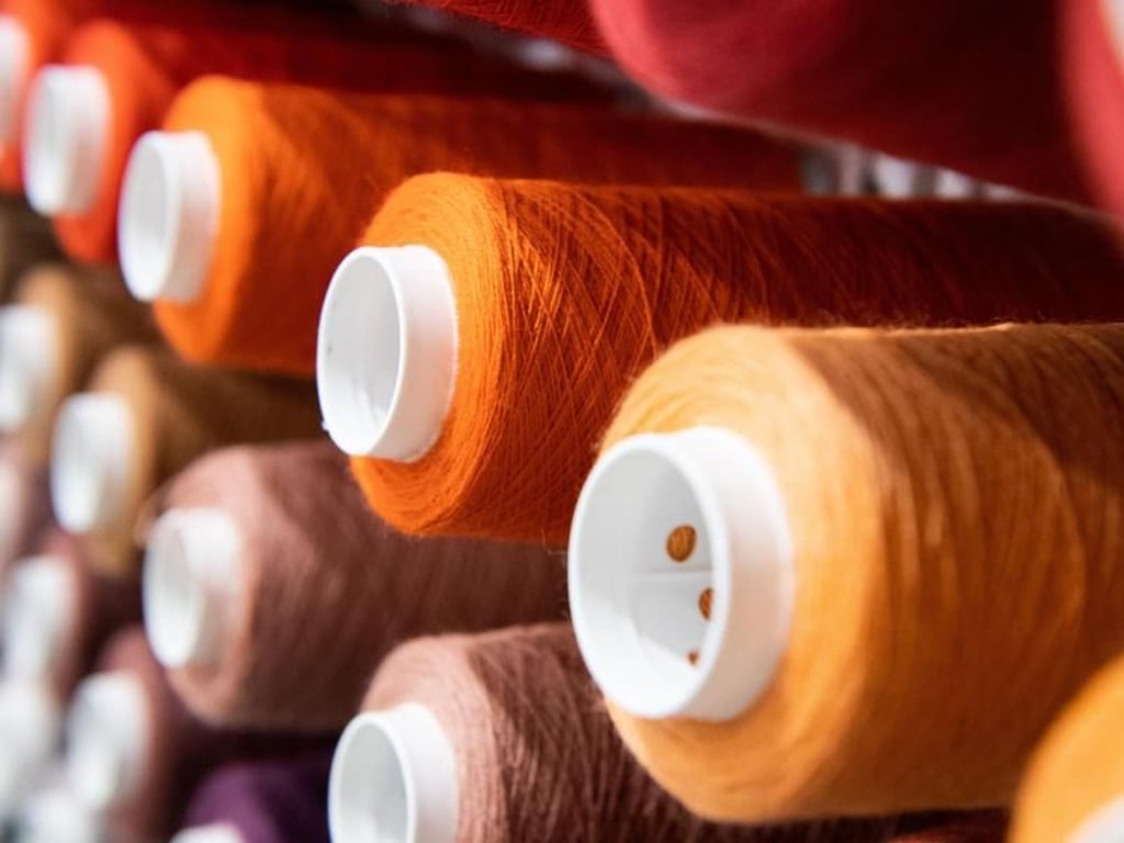 Koralle ist - vor allem je nach Lichteinfall - schwierig zu definieren. Es kann ein Orange mit warmem Goldstich, ein Rosarot oder ein pudriges Rosa sein. Foto: Franziska Gabbert