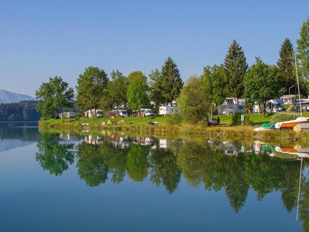 Via Claudia Camping in Lechbruck am See im Allgäu bietet viele Angebote für Aktivsportler - die traumhafte Lage am See gibt es obendrein. Foto: Archiv Via Claudia Camping/dpa-tmn