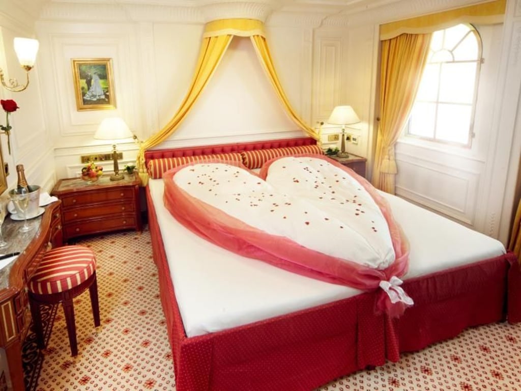 Ein bisschen Kitsch darf sein: Für Hochzeits-Feeling richtet Sea Cloud Cruises die Kabine des Brautpaares entsprechend her. Foto: Sea Cloud Cruises