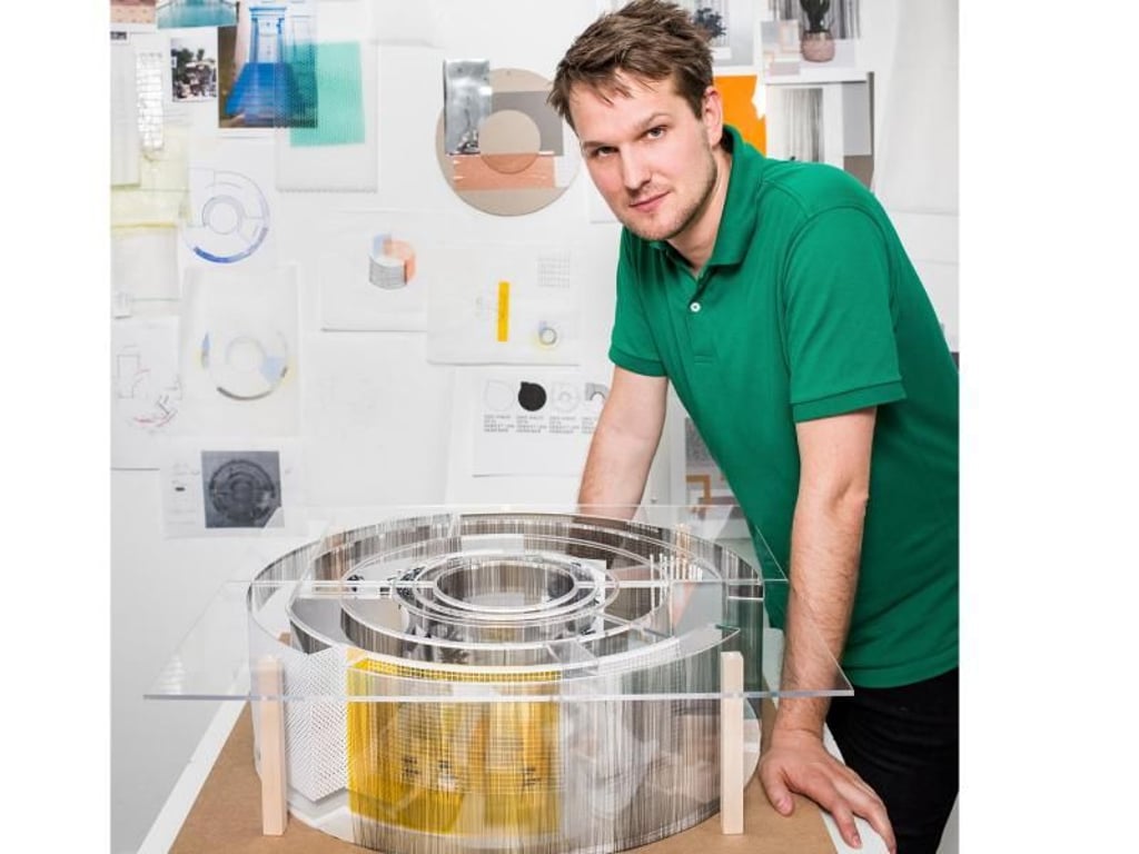 Designer Sebastian Herkner hat für die Möbelmesse IMM Cologne in Köln ein Haus mit runden Wänden entworfen, die komplett aus Glas bestehen. Foto: Koelnmesse
