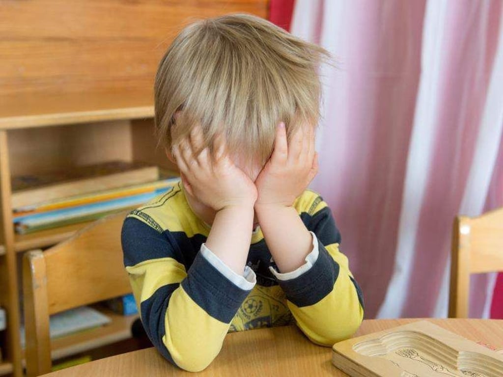 Kinder sind nachmittags oft müde und quengelig. Eltern sollten ihnen dann Ruhe gönnen. Foto: Sebastian Kahnert/dpa