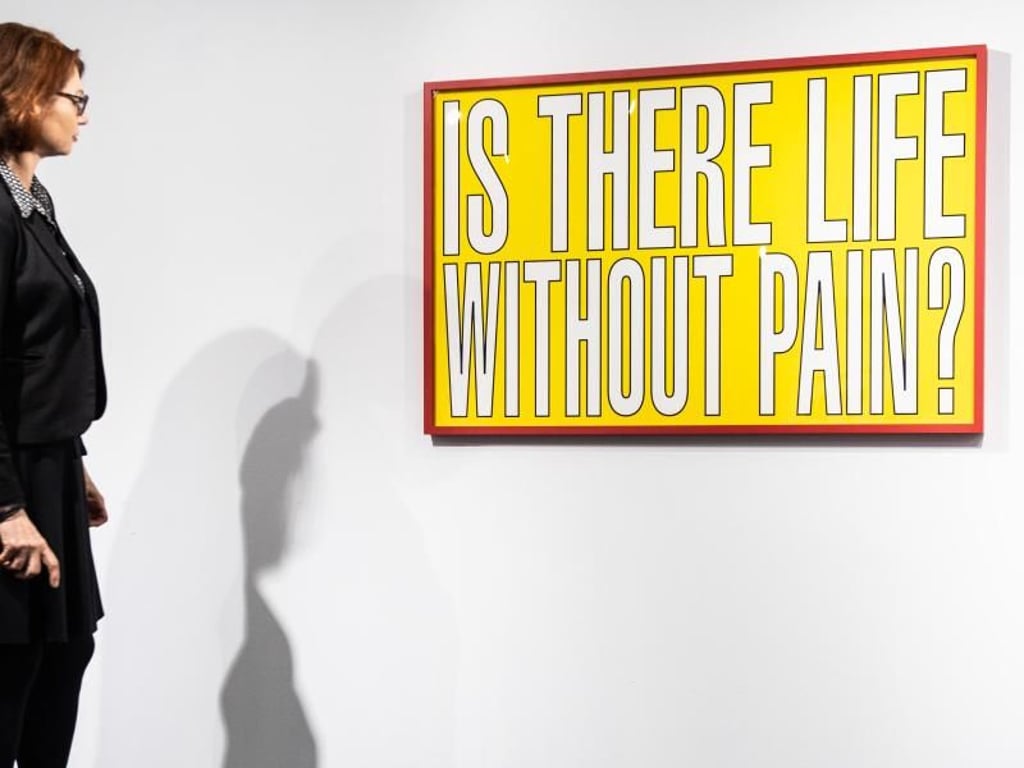 Bettina Ruhrberg, Leiterin des Mönchehaus-Museum, neben dem Kunstdruck "Is there life without pain?" von Barbara Kruger. Foto: Swen Pförtner