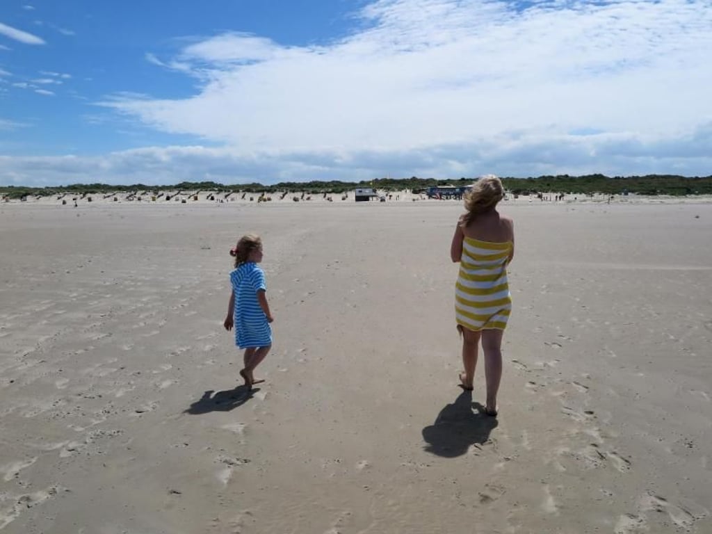 Einsame Weite am Strand: Das Saunieren direkt am Meer hat viele Vorzüge. Foto: Larissa Loges/dpa-tmn