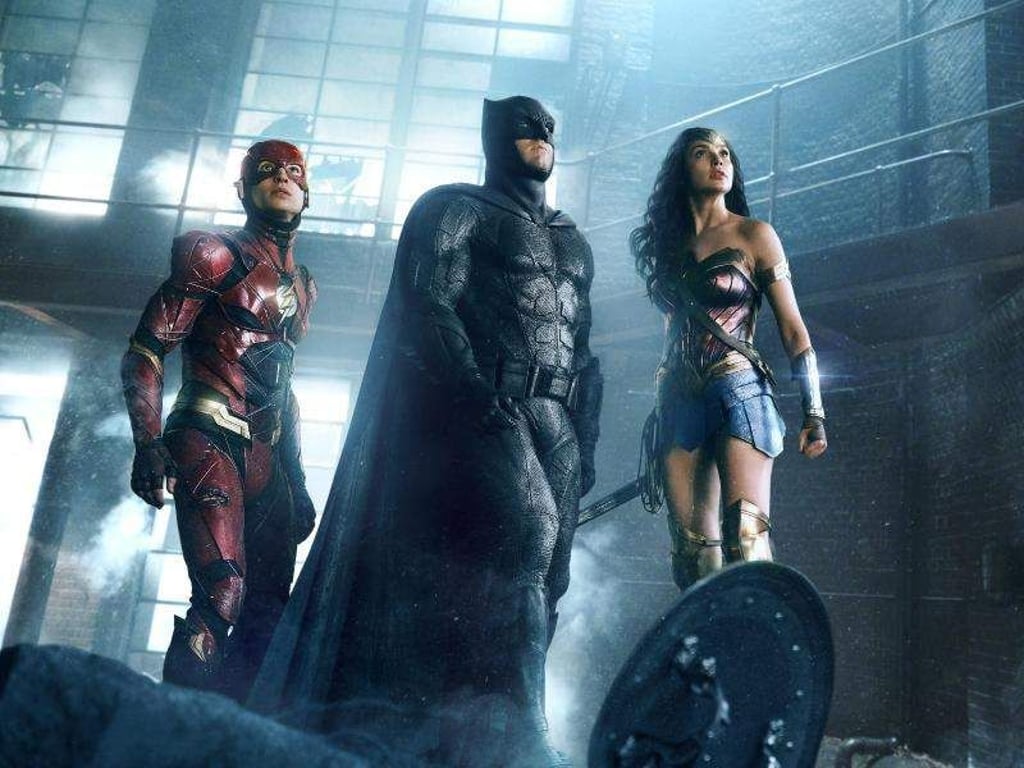 Ezra Miller (als The Flash, l-r), Ben Affleck als Batman und Gal Gadot (Wonder Woman). Foto: Warner Bros.