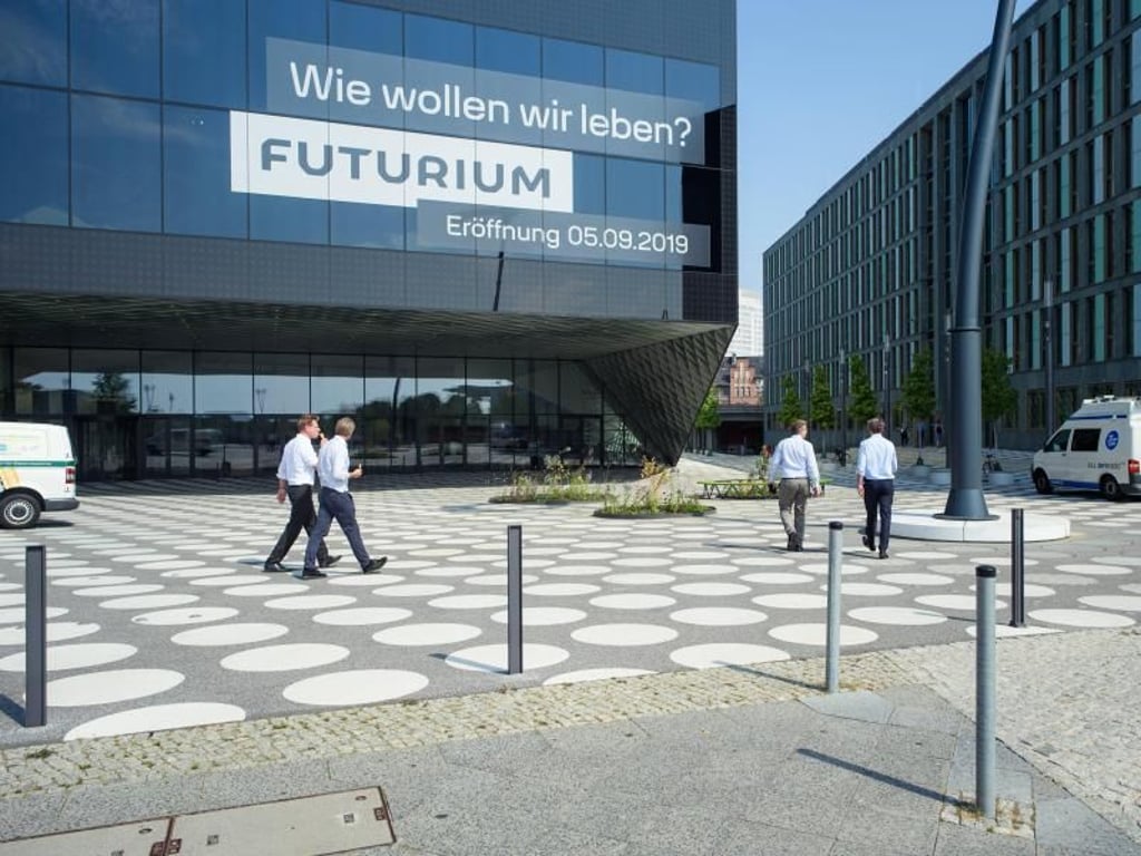 Passanten gehen am Futurium entlang, dem Zentrum für Zukunftsgestaltung im Berliner Regierungsviertel. Eine feierliche Eröffnung mit Gästen aus Politik und Gesellschaft ist für den 05.09.2019 geplant. Foto: Gregor Fischer