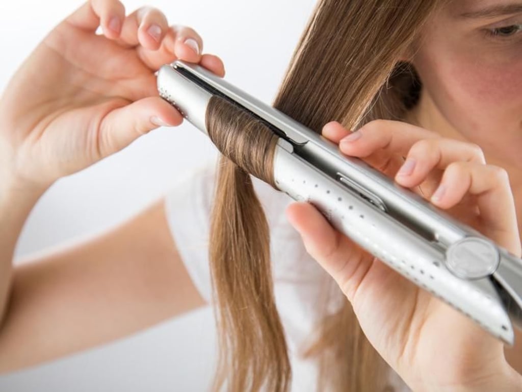 Auch mit dem Glätteisen lassen sich Locken formen. Foto: Christin Klose