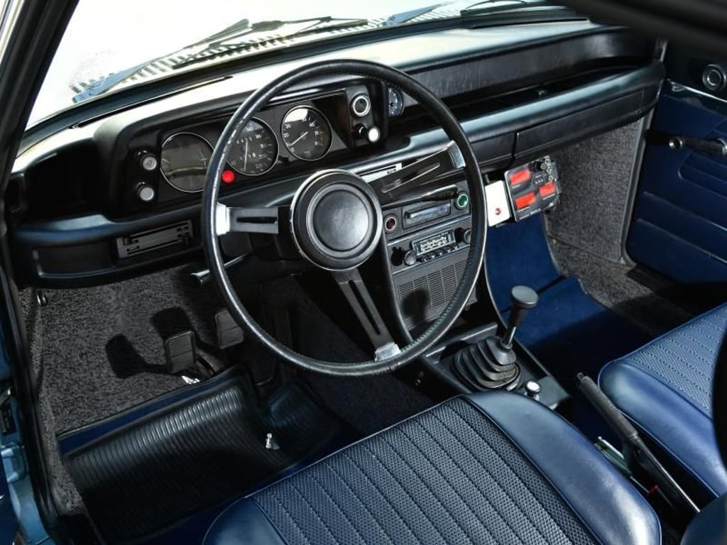 Reduziertes Cockpit: Neben dem spindeldürrem Lenkrad ist eigentlich nur das fürs Fahren Nötige an Bord. Die digitalen Instrumente rechts unter dem Handschuhfach sind nachträglich eingebaute Messgeräte zum Beispiel für die Zeitmessung bei Oldtimer-Rallyes. Foto: Hardy Mutschler