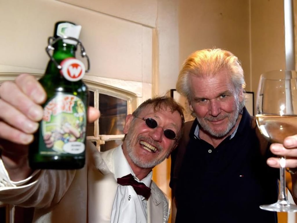 «Brösel» (l) und sein alter Freund und Konkurrent im legendären «Werner-Rennen» «Holgi» Henze in Henzes «Galerie Club No.68» Foto: Carsten Rehder