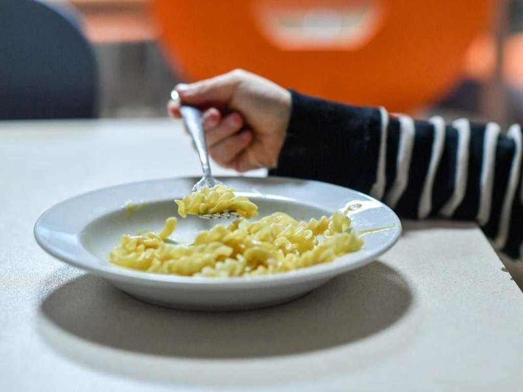 Kinder müssen lernen, ihrem Sättigungsgefühl zu trauen. Großeltern sollten sie daher nicht zum Aufessen zwingen. Foto: Jens Kalaene