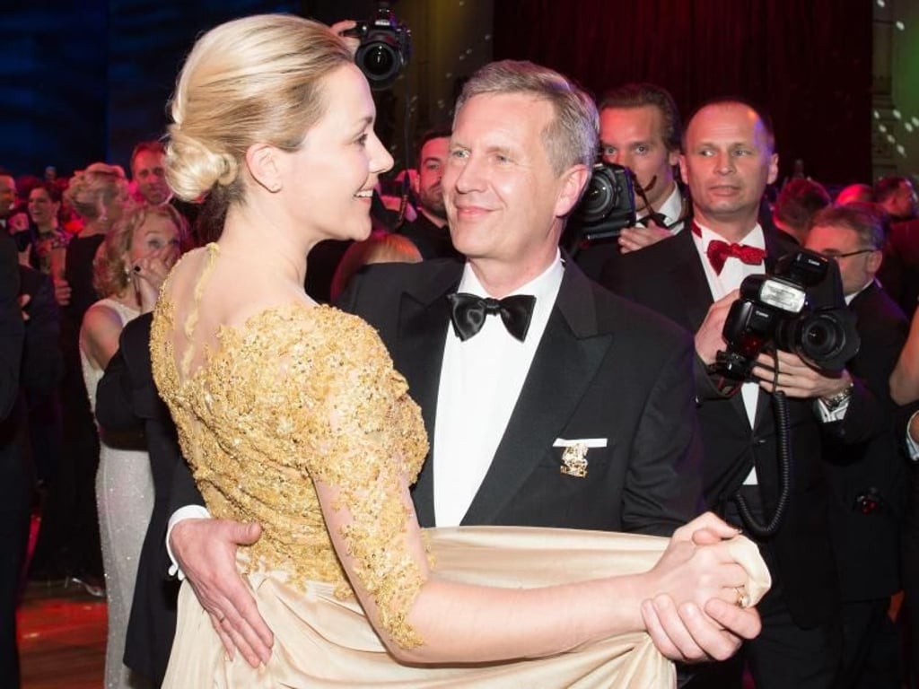 Der ehemalige Bundespräsident Christian Wulff und seine Frau Bettina beim Tanz. Foto: Sebastian Kahnert/dpa
