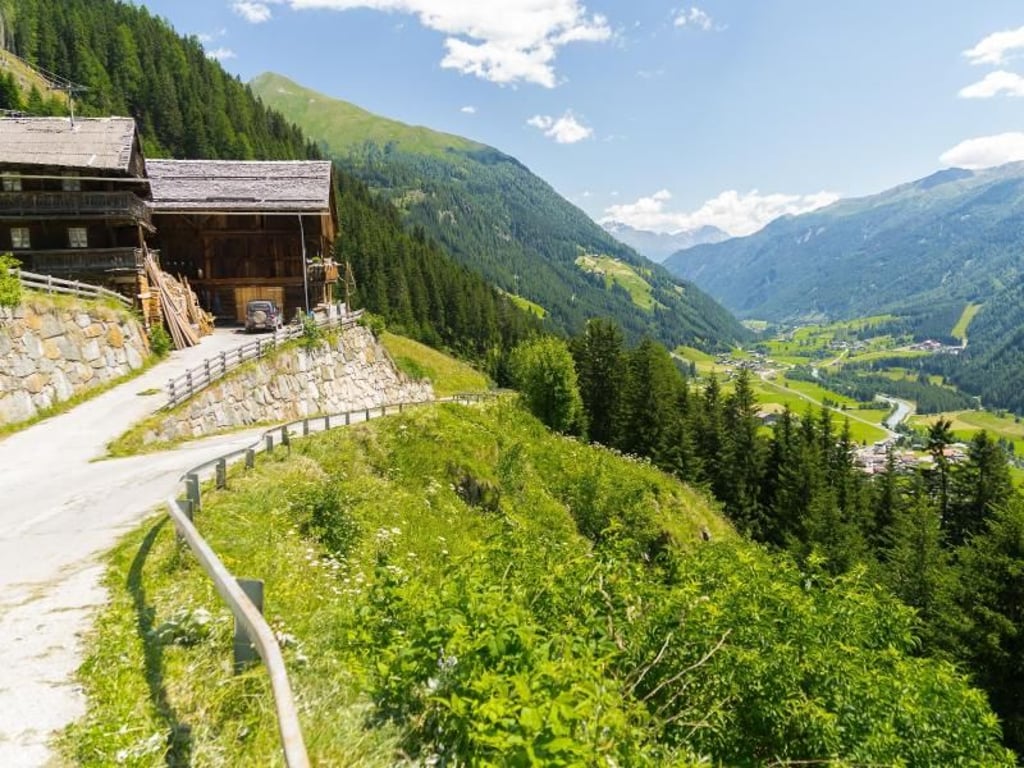 Das Defereggental war lange Zeit relativ abgeschieden - und bietet Urlaubern heute Erholung pur inmitten schönster Natur. Foto: Philipp Laage/dpa-tmn