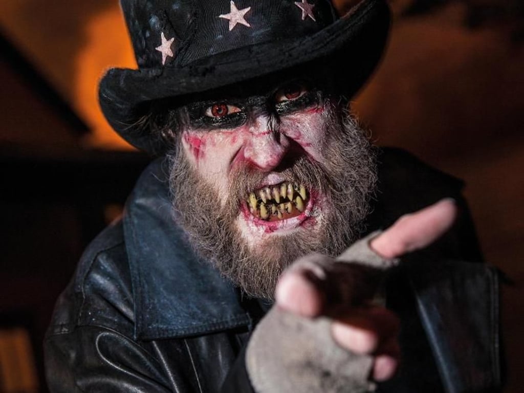 Durch den Movie Park Germany spuken zu Halloween rund 250 Monster. Foto: