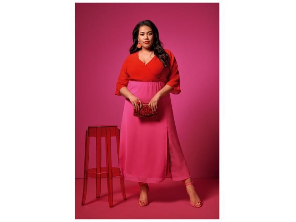 Zum Hingucker auf dem Ball kann man mit auffälligen Farben werden - etwa mit einer Rot-Rosa-Kombination von Sheego by Myabi Kawai (129 Euro). Foto: Sheego by Myabi Kawai