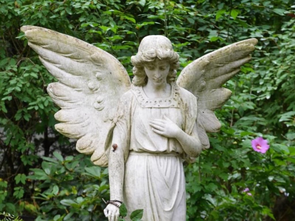 Eher die Ausnahme: Große Engelsfiguren und imposante Mausoleen gibt es auf dem Waldfriedhof kaum. Foto: Andreas Heimann