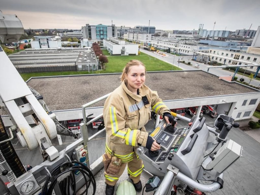 Hannah Netzer arbeitet als Werkfeuerwehrfrau am Forschungs- und Produktionsstandort von Merck in Darmstadt. Foto: Frank Rumpenhorst