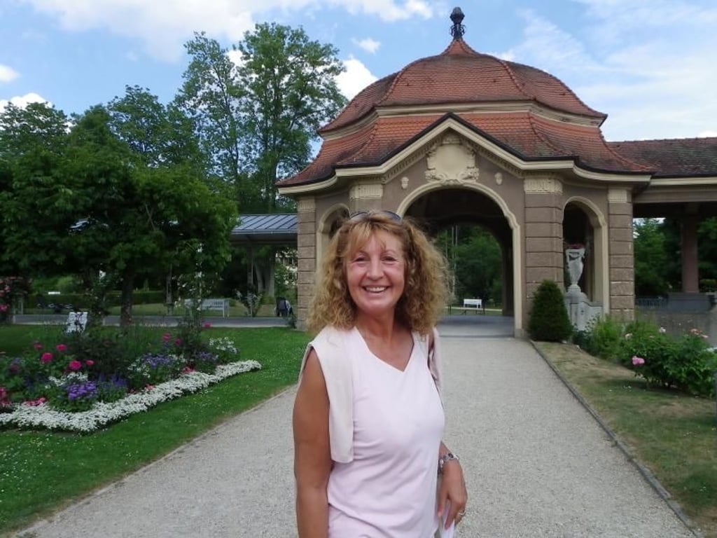Maria Kalb spürt die «Kraftplätze» im Staatsbad Brückenau - so jedenfalls nennt sie Orte, die sie wieder mit Energie aufladen. Foto: Karin Willen