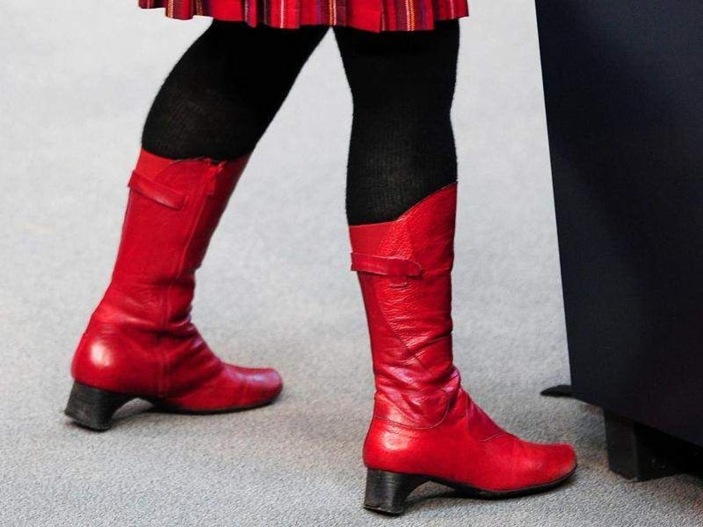 Wer Rock und Stiefel kombinieren will, sollte ein paar Styling-Tipps beachten: Absätze etwa lassen die Beine länger wirken, während absatzlose Stiefel unvorteilhaft wirken. Foto: Hannibal Hanschke