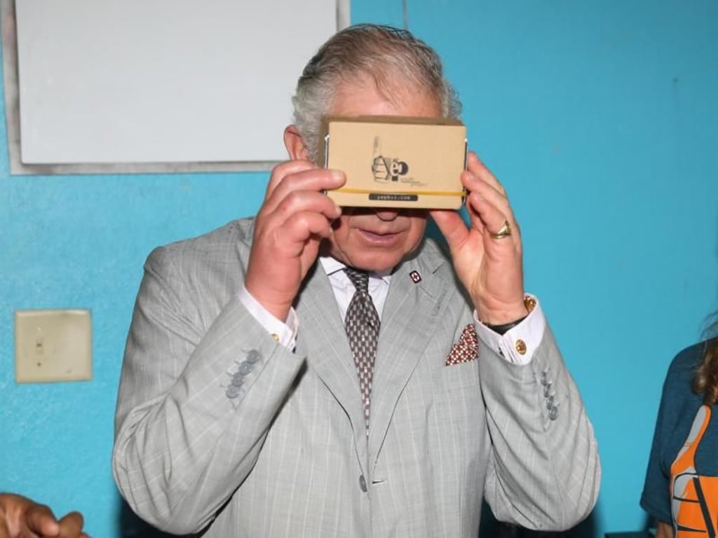 Prinz Charles blickt auf Virgin Gorda in ein Google Cardboard. Foto: Chris Jackson