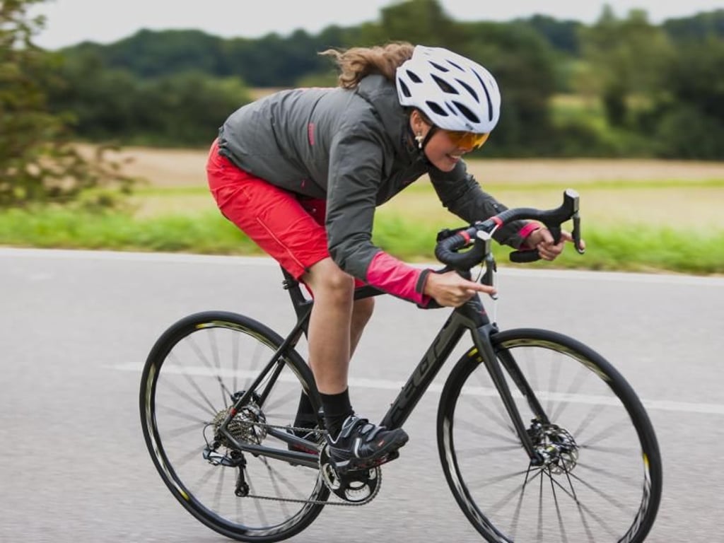 Heiße Reifen mit leichtem Rahmen: Viele Hobbysportler setzen aus Gewichtsgründen auf ein Rennrad aus Carbon. Foto: Kay Tkatzik/pd-f.de/dpa-tmn