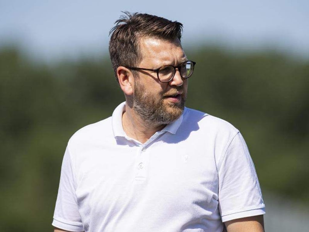 Paderborn-Manager Martin Przondziono beklagt die großen finanziellen Unterschiede in der Fußball-Bundesliga. Foto: Guido Kirchner