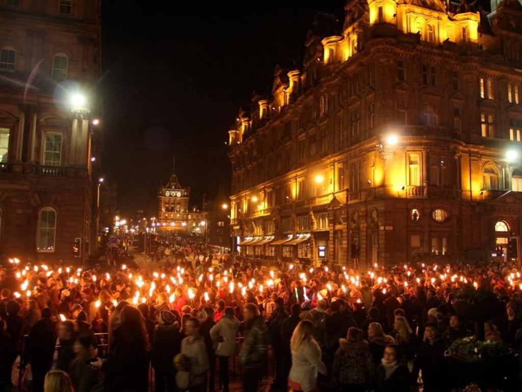 Zu Hogmanay wird Edinburgh ein Lichtermeer: Am 30. Dezember führt eine Fackelprozession von der Royal Mile auf den Calton Hill. Foto: Verena Wolff
