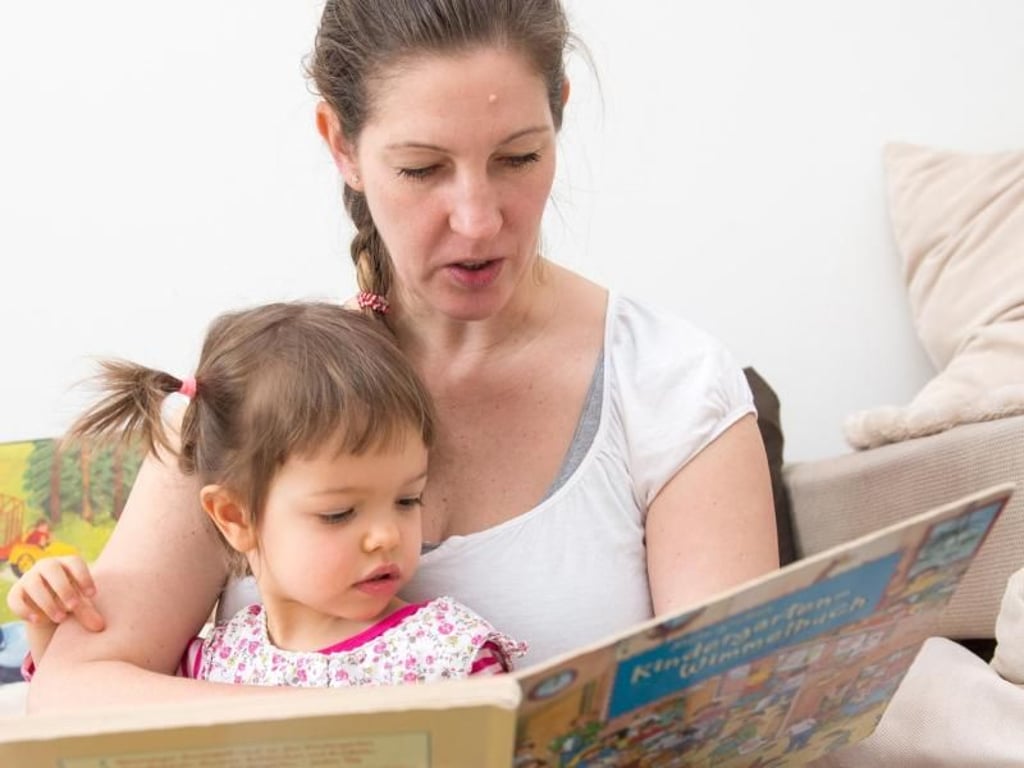 Vorlesen hilft - von Anfang an. Eltern können ihren Kindern aktiv dabei helfen, sprechen zu lernen. Foto: Andrea Warnecke