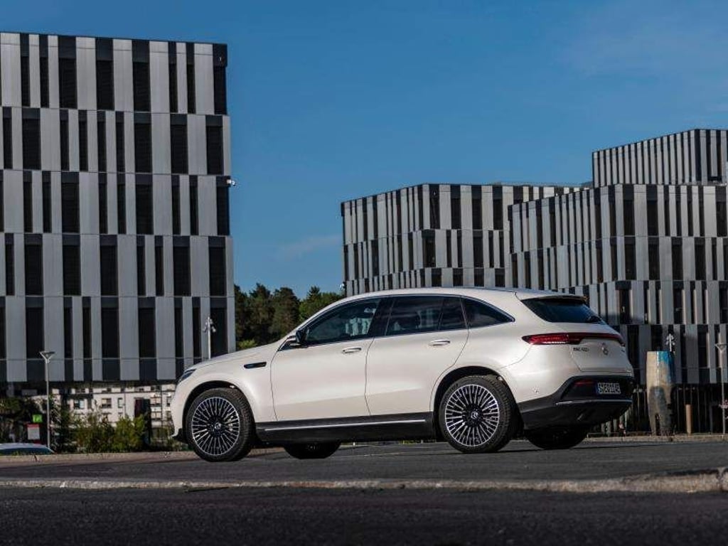Noch hat es der Mercedes EQC schwer, mit Konkurrenten wie dem Audi E-Tron oder dem Tesla Model X mitzuhalten. Vor allem das Platzproblem im Inneren ist nicht ganz gelöst. Foto: Mercedes/dpa-infocom